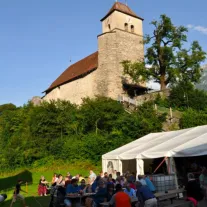 350J Dorfgesellschaft mit Burgkirche (Corina Beetschen)